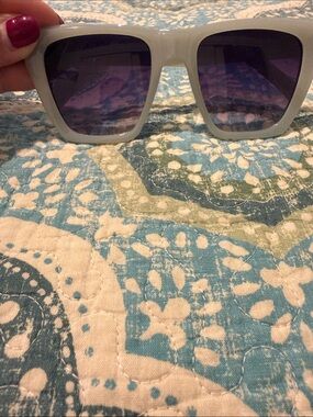 Stylish Gray Sunglasses with Purple Gradient Lenses